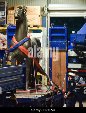 Pferd-Skulpturen sind aus einem Lagerhaus in Bad Dürkheims, Deutschland, 21. Mai 2015 entfernt. Deutsche Polizei haben zwei verschollenen Bronzepferde Skulpturen im Auftrag des NS-Regimes Adolf Hitlers Kanzleramt schmücken nach Durchführung von Überfällen auf acht mutmaßliche Mitglieder eines illegalen Rings der Kunsthändler abgerufen. Die Meisterwerke in 10 Razzien durchgeführt in fünf Bundesländern beschlagnahmt enthalten die lebensgroßen Pferd Skulpturen, Joseph Thorak und Granit Reliefs des Bildhauers Arno Breker, ein Sprecher der Polizei bestätigte am 20. Mai. Foto: Uwe Anspach/dpa Stockfoto