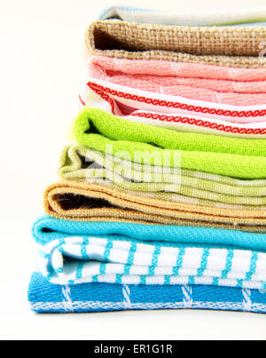 Stapel von bunten Küche Servietten auf weißem Hintergrund Stockfoto