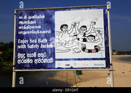 Informationstafel über das Baden mit Sicherheit Jacken, Pasikudah Bay, Eastern Province, Sri Lanka, Asien Stockfoto