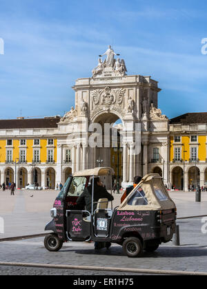 LISSABON, PORTUGAL - 05. MÄRZ 2015: Tuk Tuk in Praca do Comercio Stockfoto