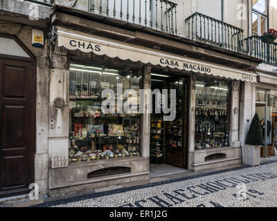 LISSABON, PORTUGAL - 05. MÄRZ 2015: Hübsches Wein- und Hafengeschäft in der Rua Augusta, Lissabon Stockfoto