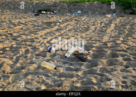 Kunststoff-Flaschen Wurf am sandigen Strand, Nilavelli, Trincomalee, Sri Lanka, Asien Stockfoto