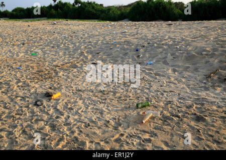 Kunststoff-Flaschen Wurf am sandigen Strand, Nilavelli, Trincomalee, Sri Lanka, Asien Stockfoto