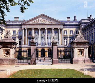 Palast der Nation (Palais De La Nation) gesehen vom Parc De Bruxelles, Brüssel, Belgien, West-Europa. Stockfoto