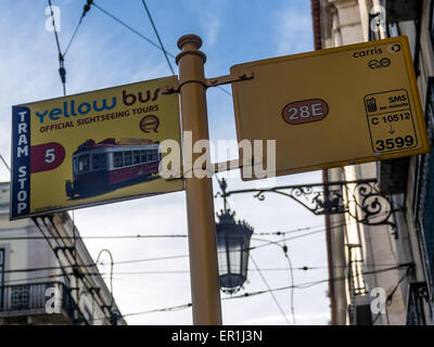 LISSABON, PORTUGAL - 05. MÄRZ 2015: Schild für die Bushaltestelle Yellow Bus Tours und Straßenbahn 28E Stockfoto