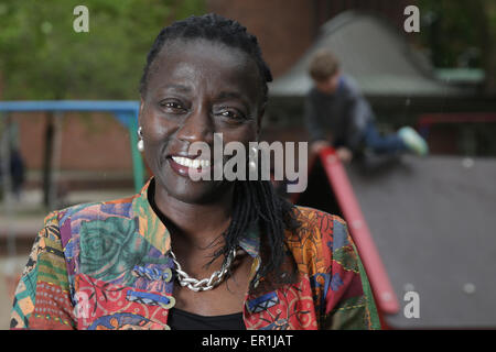 Hamburg, Deutschland. 20. Mai 2015. Auma Obama, die Halbschwester von US-Präsident Barack Obama, posiert auf einem Spielplatz in Hamburg, Deutschland, 20. Mai 2015. Obama will ändern Sie die Ansicht der Erwachsenen auf Kinder, sondern vor allem, wie Kinder sich selbst sehen. Foto: AXEL HEIMKEN/Dpa/Alamy Live News Stockfoto