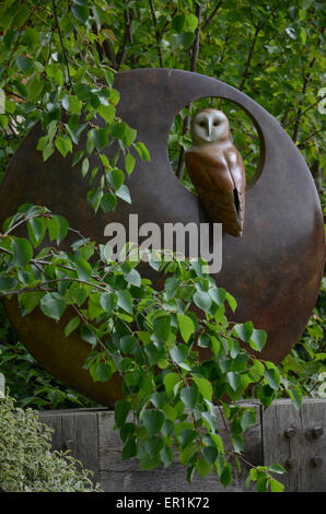 Schleiereule-Skulptur, Teil der "Skulptur am See"-Tradestand, die 5 Sterne auf der 2015 RHS Chelsea Flower Show gewonnen Stockfoto