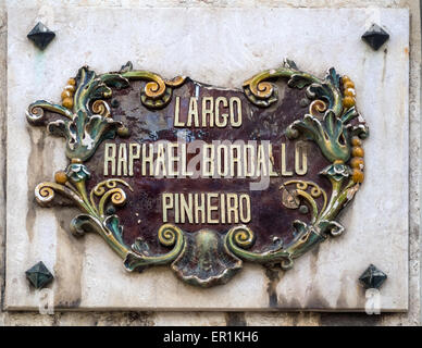 LISSABON, PORTUGAL - 05. MÄRZ 2015: Kunstvolles Straßenschild für Largo Raphael Bordallo Pinheiro Stockfoto