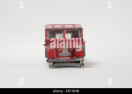 Sehr ramponierte alte Spielzeugauto, Corgi Toys Modell 477, Serie II Land Rover abholen Abschleppwagen Stockfoto