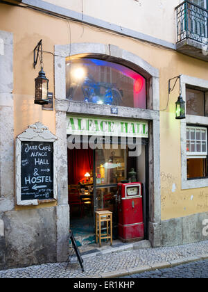 LISSABON, PORTUGAL - 05. MÄRZ 2015: Kleines Café Stockfoto