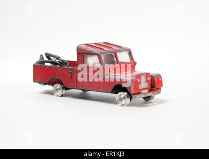 Sehr ramponierte alte Spielzeugauto, Corgi Toys Modell 477, Serie II Land Rover abholen Abschleppwagen Stockfoto