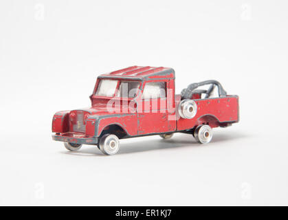 Sehr ramponierte alte Spielzeugauto, Corgi Toys Modell 477, Serie II Land Rover abholen Abschleppwagen Stockfoto