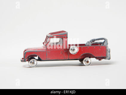 Sehr ramponierte alte Spielzeugauto, Corgi Toys Modell 477, Serie II Land Rover abholen Abschleppwagen Stockfoto