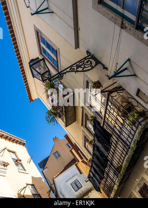 LISSABON, PORTUGAL - 06. MÄRZ 2015: Häuser und Balkone in Lissabon Stockfoto