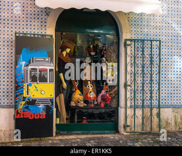 LISSABON, PORTUGAL - 06. MÄRZ 2015: Souvenirladen in Lissabon Stockfoto