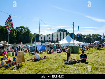 Festival Besucher sich die Zeit nehmen, auf dem Gras, während Festival Nr. 6. in Portmeirion, North Wales Stockfoto