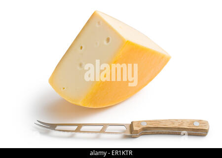 Edamerkäse und Messer auf weißem Hintergrund Stockfoto