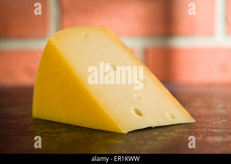 Edamer Käse auf Küchentisch Stockfoto