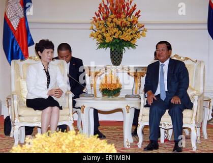 Phnom Penh, Kambodscha. 25. Mai 2015. Cambodian Prime Minister Hun Sen (R) trifft sich mit dem Besuch der chinesischen Vice Minister of Commerce Gao Yan (L, vorn) in Phnom Penh, Kambodscha, am 25. Mai 2015. Hun Sen sagte Montag, dass das südostasiatische Land wollte sehen mehr chinesischen Investitionen und größere Handelsvolumen zwischen den beiden Ländern, so ein Sprecher. © Sovannara/Xinhua/Alamy Live-Nachrichten Stockfoto