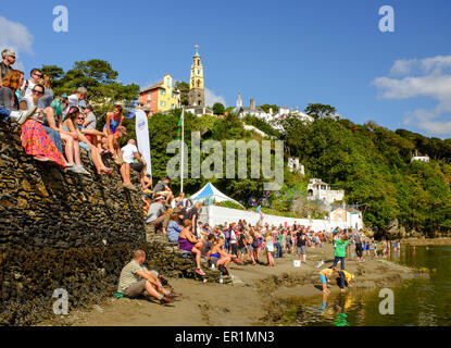 Festival-Teilnehmer und Familien genießen die Sonne am Strand, beim Festival Nr. 6. In Portmeirion, Nordwales Stockfoto