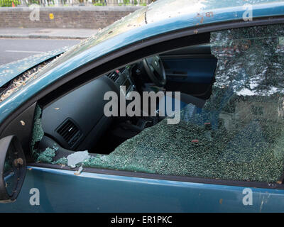 Die Nachwirkungen der Diebe brechen in ein Auto Stockfoto