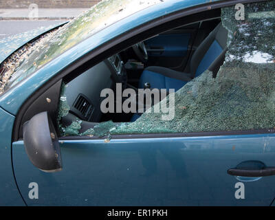 Die Nachwirkungen der Diebe brechen in ein Auto Stockfoto