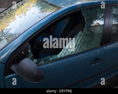 Die Nachwirkungen der Diebe brechen in ein Auto Stockfoto