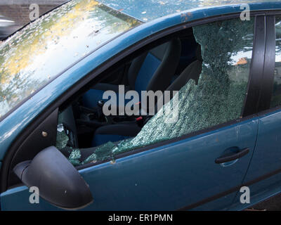 Die Nachwirkungen der Diebe brechen in ein Auto Stockfoto