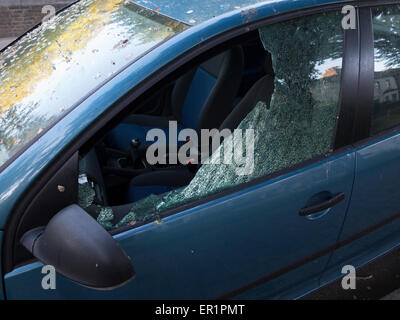 Die Nachwirkungen der Diebe brechen in ein Auto Stockfoto