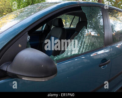 Die Nachwirkungen der Diebe brechen in ein Auto Stockfoto