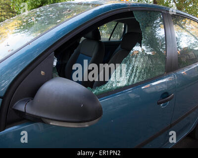 Die Nachwirkungen der Diebe brechen in ein Auto Stockfoto