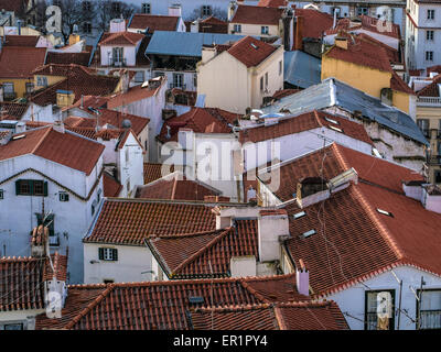 LISSABON, PORTUGAL - 06. MÄRZ 2015: Dächer des Viertels Alfama Stockfoto