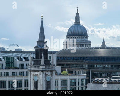 Ein Blick auf die Skyline von London, darunter St. Pauls Cathedral und das London Eye, entnommen aus der City of London Stockfoto