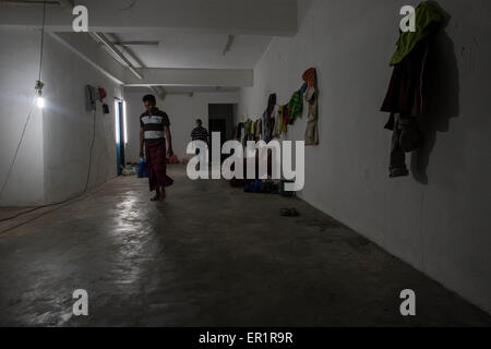 Langkawi, Malaysia. 20. Mai 2015. Rohingya Arbeiter Männer kamen wieder nach Hause nach einem anderen Tag der Arbeit, hier im Langkawi.In Kuah Bezirk, nicht weit von den touristischen Bereich der Insel Langkawi, und in der Nähe von airport.9, die Rohingya Männer im Alter zwischen 15 und 26 Jahre alt, teilen eine Wohnung in einem verlassenen Gebäude im Besitz des Arbeitgebers, die sie für arbeiten. Nach der Flucht ihres eigenen Landes (Myanmar) '' Hilfe '' Schmuggler in der Regel aus Thailand und Ausgaben für einige von ihnen mehr als 10 Monate Reisen per Boot oder zu Fuß in den wilden Dschungel, durch illegale Thai Camp übergeben, behandelt wie Sklaven, Stockfoto