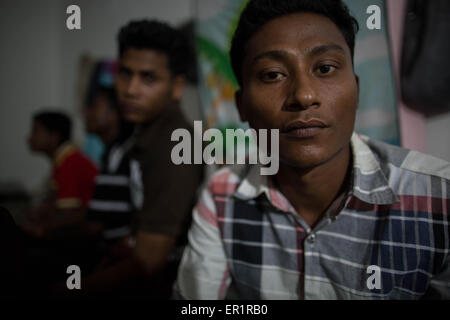 Langkawi, Malaysia. 20. Mai 2015. Rohingya-Männer versammelt in einem verlassenen Gebäude, nach deren Ende des Arbeitstages. Sabri Halam (rechts), er ist 20 Jahre alt und er ist der Bruder von Mohamad Robil Alam.In Kuah Bezirk, nicht weit von den touristischen Bereich der Insel Langkawi, und in der Nähe von den airport.9 Rohingya Männern im Alter zwischen 15 und 26 Jahre alt, eine Wohnung in einem verlassenen Gebäude im Besitz des Arbeitgebers, die sie für die Arbeit zu teilen. Nach Flucht ihres eigenen Landes (Myanmar) half '' von Schmugglern in der Regel aus Thailand und Ausgaben für einige von ihnen mehr als 10 Monate Reisen mit dem Boot '' oder Stockfoto