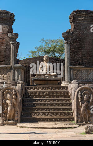 Buddha-Statue, Vatadage (kreisförmige Relikt-Haus), Heilige Viereck, Polonnaruwa, Sri Lanka Stockfoto