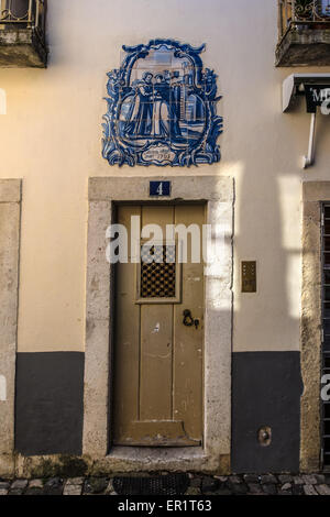 LISSABON, PORTUGAL - 06. MÄRZ 2015: Attraktive Tür mit glasierten Fliesen Stockfoto