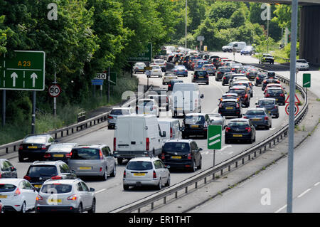 Brighton UK 25. Mai 2015 - schwere Verkehrsstaus unterwegs in Brighton an der A23, wie Tausende von Besuchern für die Küste dieser Bank Holiday Montag mit gute Wettervorhersage für den Tag Kredit Kopf: Simon Dack/Alamy Live News Stockfoto