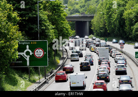 Brighton UK 25. Mai 2015 - schwere Verkehrsstaus unterwegs in Brighton an der A23, wie Tausende von Besuchern für die Küste dieser Bank Holiday Montag mit gute Wettervorhersage für den Tag Kredit Kopf: Simon Dack/Alamy Live News Stockfoto