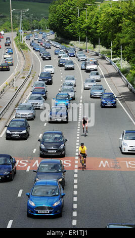 Brighton UK 25. Mai 2015 - ein paar Radfahrer schlagen den Schwerverkehr Staus unterwegs in Brighton an der A23 wie Tausende von Besuchern für die Küste dieser Bank Holiday Montag mit gute Wettervorhersage für den Tag Kredit Kopf: Simon Dack/Alamy Live News Stockfoto