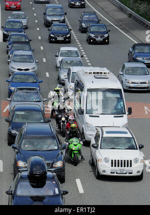 Brighton UK 25. Mai 2015 - es ist sehr eng für diese Motorradfahrer wie sie schlängeln sich durch Schwerverkehr Staus unterwegs in Brighton an der A23 wie Tausende von Besuchern den Kopf für die Küste dieser Bank Holiday Montag mit gute Wettervorhersage für den Tag Credit: Simon Dack/Alamy Live News Stockfoto