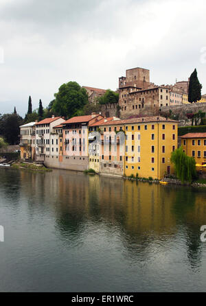 Blick auf das romantische, italienische Dorf Basano Del Grappa in der Brenta Stockfoto