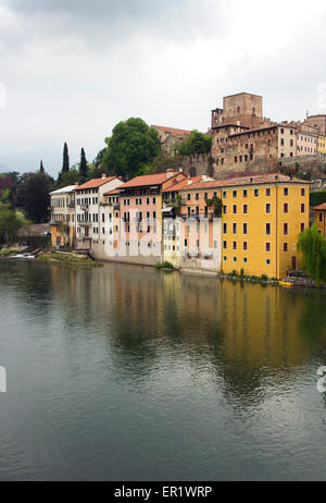 Blick von der Brücke des italienischen Dorfes Basano Del Grappa in der Brenta Stockfoto