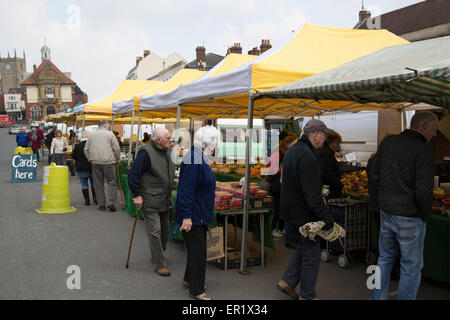 Marktstände in der High Street, Marlborough, Wiltshire, England, UK Stockfoto