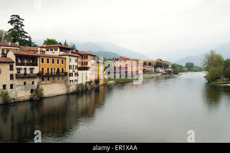 Blick von der Brücke des italienischen Dorfes Basano Del Grappa in der Brenta Stockfoto
