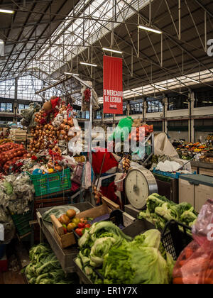 LISSABON, PORTUGAL - 06. MÄRZ 2015: Innenraum des Mercado da Ribeira in Lissabon, Portugal Stockfoto