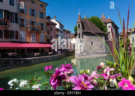 Annecy, Haute-Savoie Abteilung, Rhone-Alpes, Frankreich.  Palais de l ' Isle in der Mitte des Flusses Thiou. Stockfoto