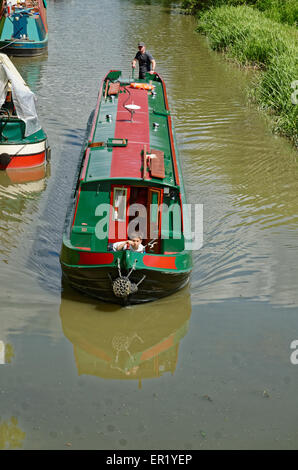 Narrowboat auf Kennet & Avon Canal Stockfoto