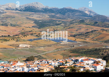 Casabermeja, Provinz Malaga, Andalusien, Südspanien. Solarenergie-Sammelstelle in Bereichen jenseits. Stockfoto