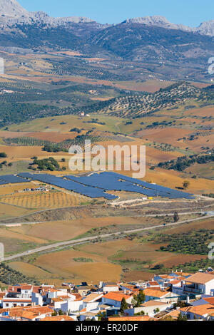 Casabermeja, Provinz Malaga, Andalusien, Südspanien. Solarenergie-Sammelstelle in Bereichen jenseits. Stockfoto